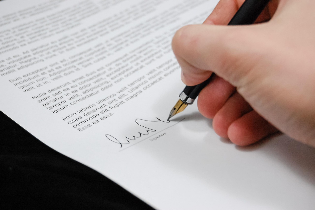 signing-documents-italy.jpg